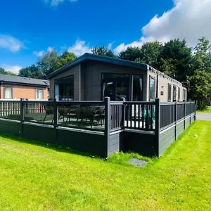 Four Seasons With Hot Tub Holiday home